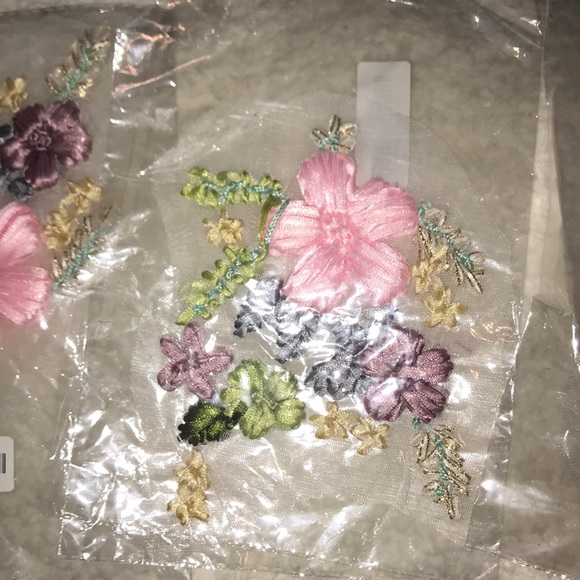 New Beautiful 3D Flower Appliqué - Picture 2 of 4